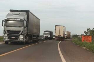 Caminhões circulam no macroanel de Campo Grande. (Foto: Marcos Maluf)