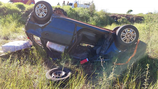 Carro parou com as quatro rodas para cima (Foto: reprodução / Cenário MS) 