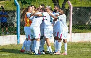 Jogadores da Portuguesa comemoram gol no Estadual (Foto: Luciano Siqueira/AA Portuguesa)