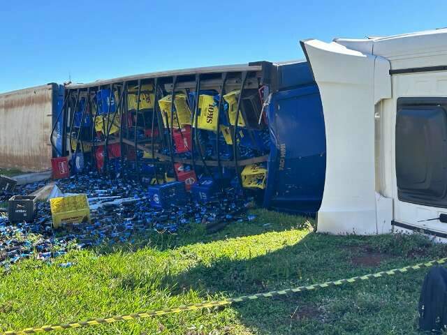 Carreta carregada de cerveja tomba e carga fica &agrave;s margens da BR-163