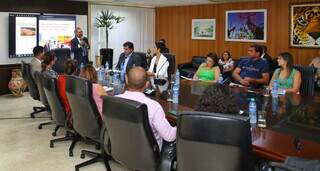 Desembargador Luiz Tadeu Barbosa Silva durante encontro com representantes de município (Foto: Paulo Francis)