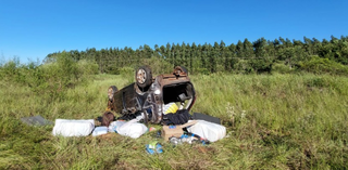 Material contrabandeado ficou espalhado em área de vegetação (Foto: reprodução / Cenário MS)