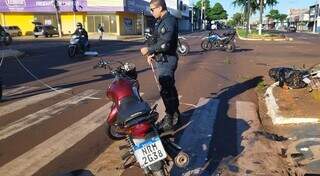Policiais no cruzamento onde motos se chocaram e condutora morreu, hoje em Dourados (Foto: Adilson Domingos)