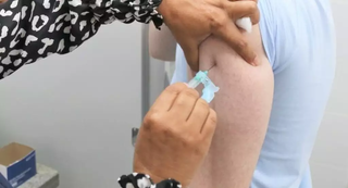 Homem recebe vacina em posto de saúde da Capital. (Foto: Arquivo/Campo Grande News)