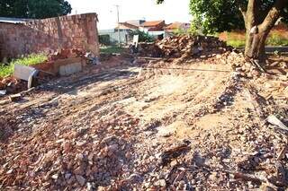 Como ficou o terreno após a patrola passar (Foto: Paulo Francis)