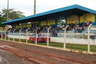 Estádio Saraivão, palco do jogo desta tarde em Ivinhema (Foto: Ivinotícias)