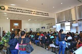 Pais e responsáveis por crianças e adolescentes no mutirão da Defensoria Pública, para conseguir vaga em escola pública (Foto: Paulo Francis)