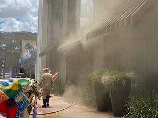 Movimentação dos bombeiros na churrascaria (Foto: Cassia Modena)