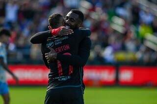 Everton e Gerson comemoram gol do Flamengo em amistoso (Foto: CRF)