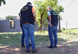 Autores fiscais da Semadur durante a vistoria em terrenos baldios no Bairro Carandá Bosque  (Foto: Osmar Daniel Veiga)