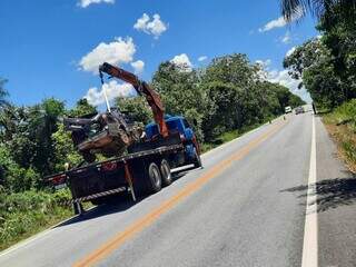 Momento em que o carro era guinchado (Foto: divulgação)