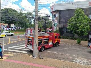 Rua foi bloqueada por viatura do Corpo de Bombeiros durante o trabalho de combate ao incêndio (Foto: Direto das Ruas)