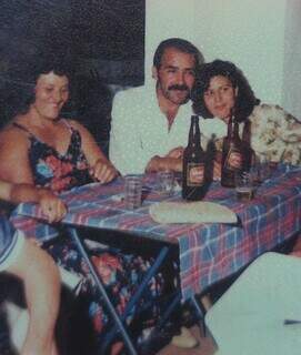A avó (1ª), o pai Augusto Gomes (2º) e a mãe (3ª) Edna Scorpione (Foto: arquivo da família)