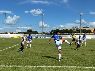 Jogadores disputam a posse da bola durante jogo ensolarado no Estádio Saraivão. (Foto: Tatiana Progeti/Ativa FM)