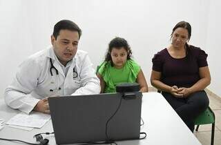 Com apoio de outro médico na tela, menina recebe atendimento em Miranda (Foto: Bruno Rezende/Governo de MS)