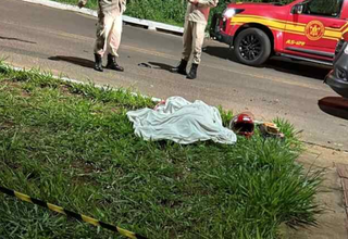 Corpo da vítima foi arremessado para o meio fio da Avenida Três Barras. (Foto: Direto das Ruas)