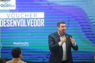 Governador Eduardo Riedel (PSDB) durante lançamento no programa Voucher Desenvolvedor (Foto: Marcos Maluf)