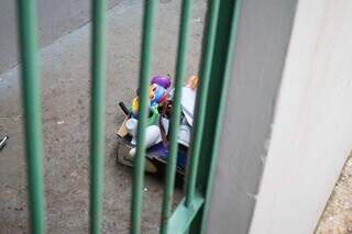 Brinquedos na quitinete onde as crianças foram encontradas sozinhas (Foto: Henrique Kawaminami) 