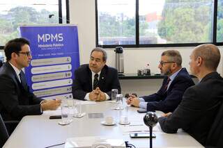 Promotores e procurador (centro) durante reunião sobre eleições. (Foto: Ana Paula Leite/MPMS)