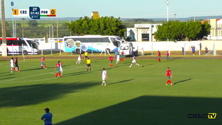 Jogadores disputam a posse da bola no Estádio Laertão. (Foto: Reprodução/YouTube)