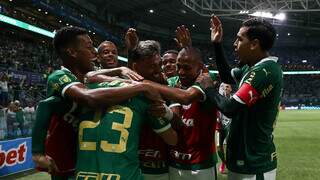 Equipe alviverde comemora gol com abraço em Raphael Veiga. (Foto: Cesar Greco/Palmeiras)