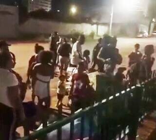 Momento em que o grupo de 26 venezuelanos chegou ao Centro de Acolhimento ao Migrante na noite de sexta-feira (Foto: Reprodução/Internet)