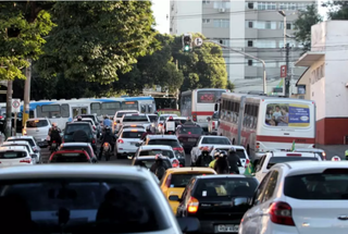 Veículos circulam no Centro de Campo Grande. (Foto: Arquivo)