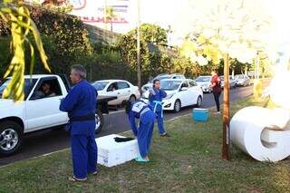 Judocas iniciam venda de água em semáforo para custear ida à competições. (Foto: Alex Machado)
