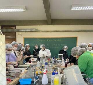 Aula do curso de Engenharia de Alimentos na UFGD. (Foto: Reprodução/Facebook)