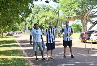 Aluísio e André, na entrada no estádio. (Foto: Paulo Francis)