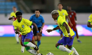 Endrick e John Kennedy com a posse da bola. (Foto: Joilson Marconne/CBF)