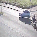 Motociclista é atingida por carro e vai parar em pé no capô; veja o vídeo