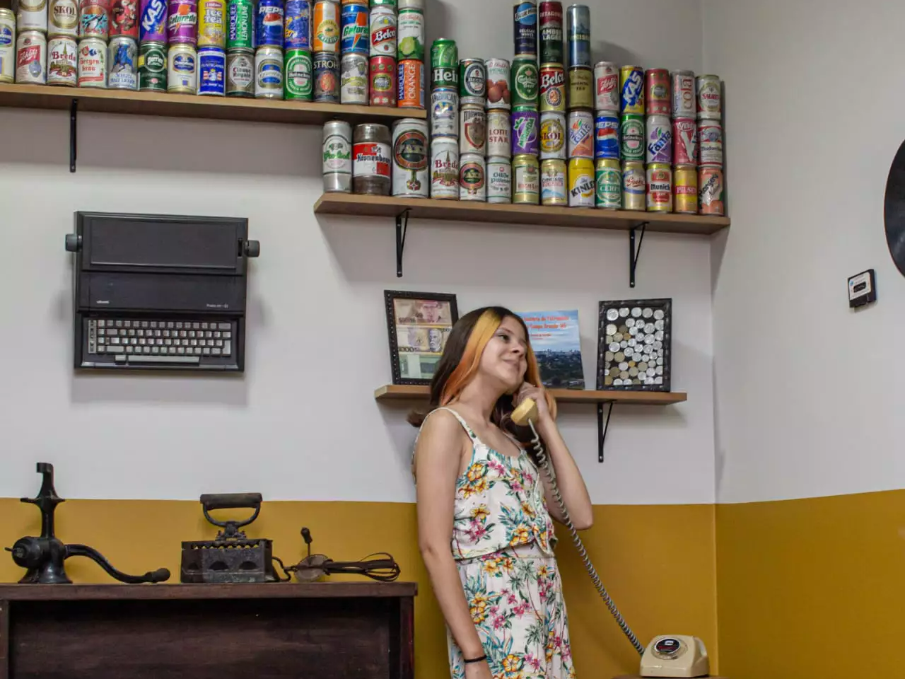 Para divertir clientes, hamburgueria tem fliperama e museu com latinhas