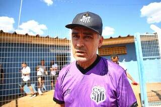 Em frente ao vestiário, Nelson Antônio concede entrevista ao Campo Grande News. (Foto: Paulo Francis)