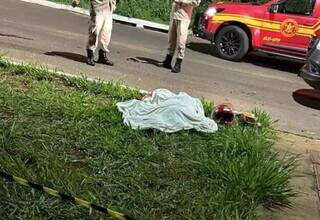 Corpo da vítima foi arremessado para&nbsp;o meio-fio da Avenida Três Barras. (Foto: Direto das Ruas)
