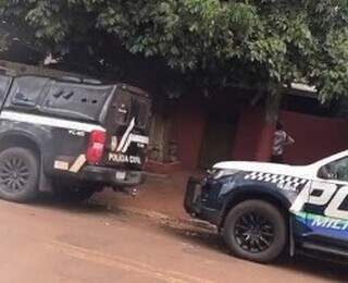 Viaturas policiais em frente ao imóvel onde ocorreu crime. (Foto: Reprodução/Tudo do MS)