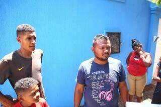 Kerinyer Caliccho (camiseta preta), com o filho e ao lado de Mairon José, no Cedami (Foto: Paulo Francis)