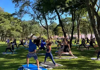 Aula de yoga no Parque das Nações Indígenas, em Campo Grande. (Foto: Divulgação)