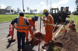 Equipe da MSGás instalando ramal de gás natural (Foto: Divulgação/MSGás)