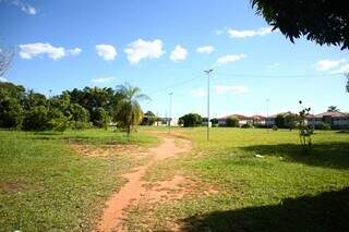 Terreno utilizado como praça improvisada, onde será construído o condomínio (Foto: Paulo Francis)