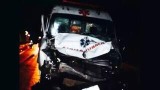 Dianteira da ambulância ficou destruída em acidente (Foto: Edição MS)