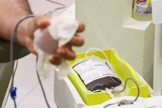 Pessoa durante doação de sangue, no Hemosul da Capital (Foto: Arquivo/Campo Grande News)