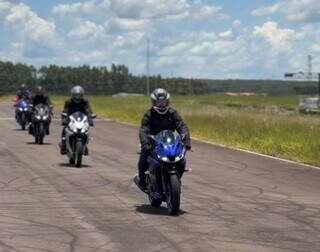 Motociclistas sentindo o gostinho das pistas com seus modelos esportivos (Foto: Divulgação