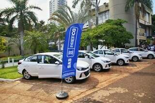 Estacionados no Paço Municipal, os cinco carros que foram entregues para as organizações sociais (Foto: Paulo Francis)