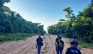 Policiais seguem para local onde terroristas do EPP atacaram propriedade rural (Foto: ABC Color)