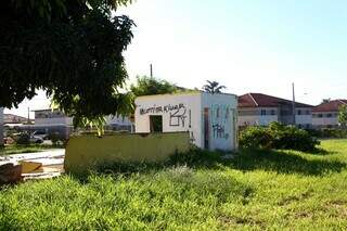 Estrutura abandonada em uma das pontas do terreno (Foto: Paulo Francis)