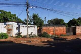 Casa de muro branco, onde aconteceu homicídio de Leonan, no Jardim Colúmbia. (Foto: Henrique Kawaminami)