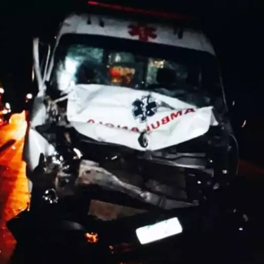 Ambulância se envolve em acidente com carreta ao desviar de animal