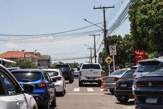 Trânsito flui normalmente em frente ao colégio Alexander Fleming, no Jardim Autonomista (Foto: Henrique Kawaminami)