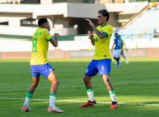 Alexsander (de costas) e Marlon Gomes comemoram gol da virada brasileira (Foto: CBF/Divulgação)